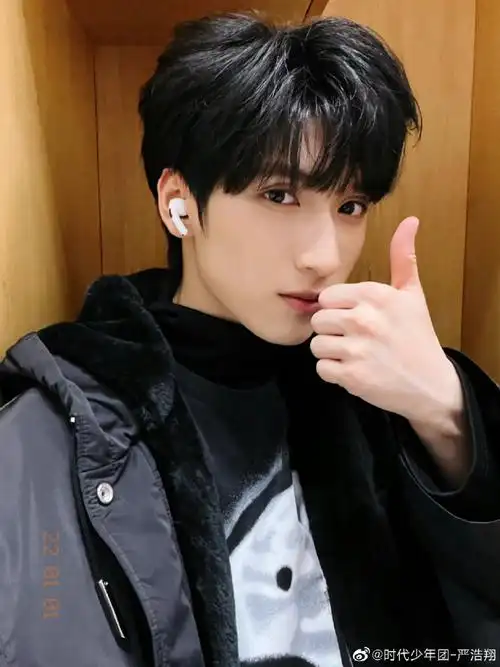 严浩翔晒间隙对镜自拍