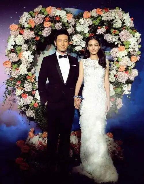 黄晓明angelababy婚纱照曝光壁咚公主抱闪瞎12
