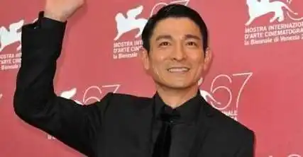 曾经的一代男神刘德华周润发都已经老了只有他还活成30岁