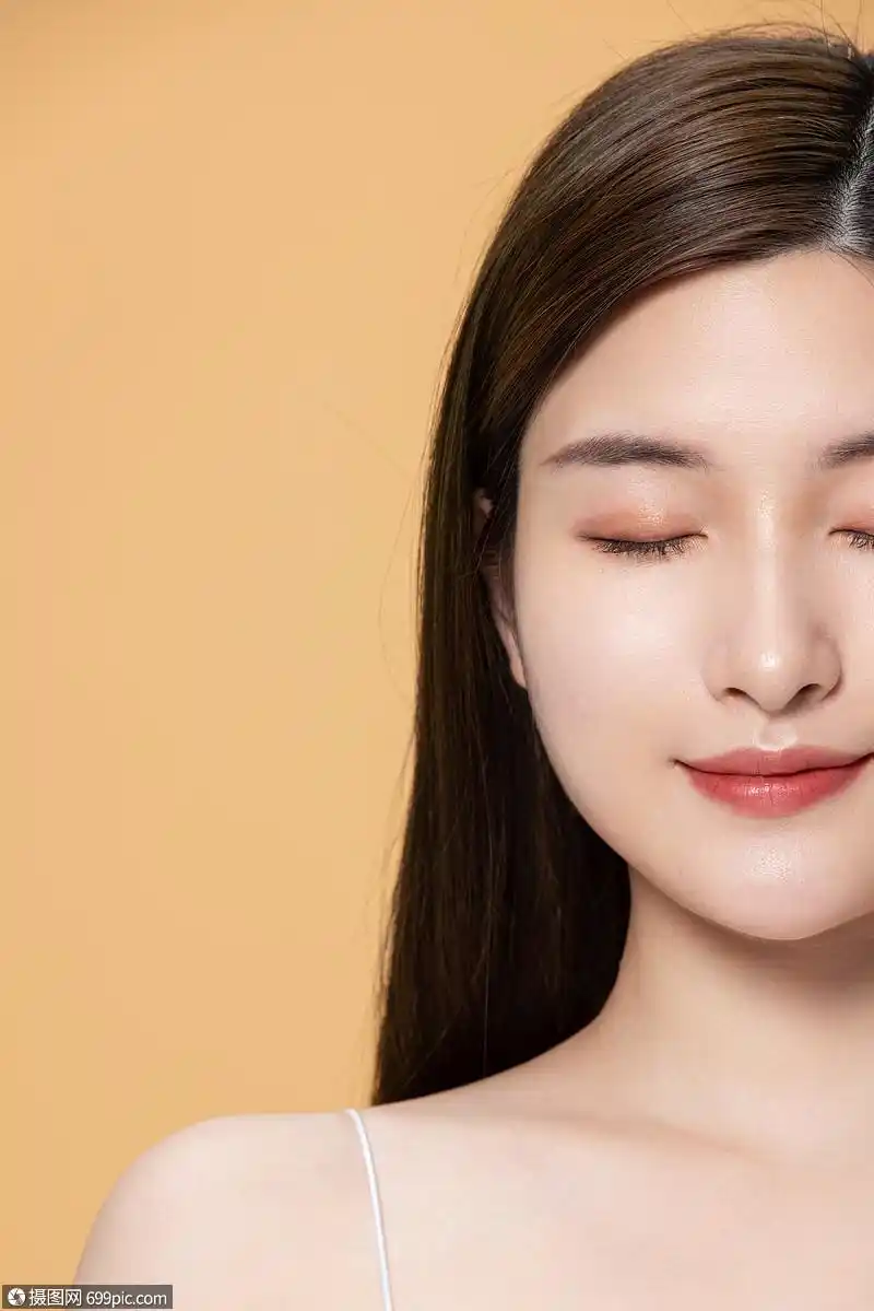 闭眼微笑的美女头部特写