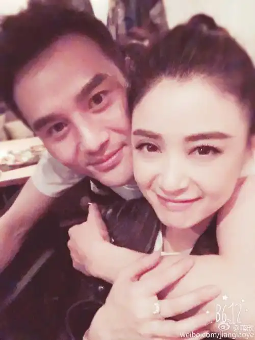 蒋欣深夜晒与王凯亲密合照_技点网