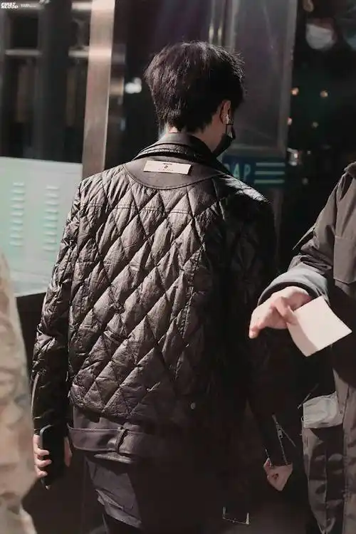 严浩翔背影##严浩翔微博粉丝破600万