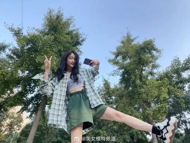 吴宣仪晒路边随性自拍背心搭宽松衬衫露小蛮腰