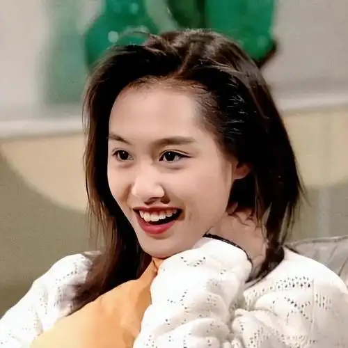 也就是黄贯中追求朱茵的时候,无论黄贯中工作多晚,他都会到朱茵家楼下