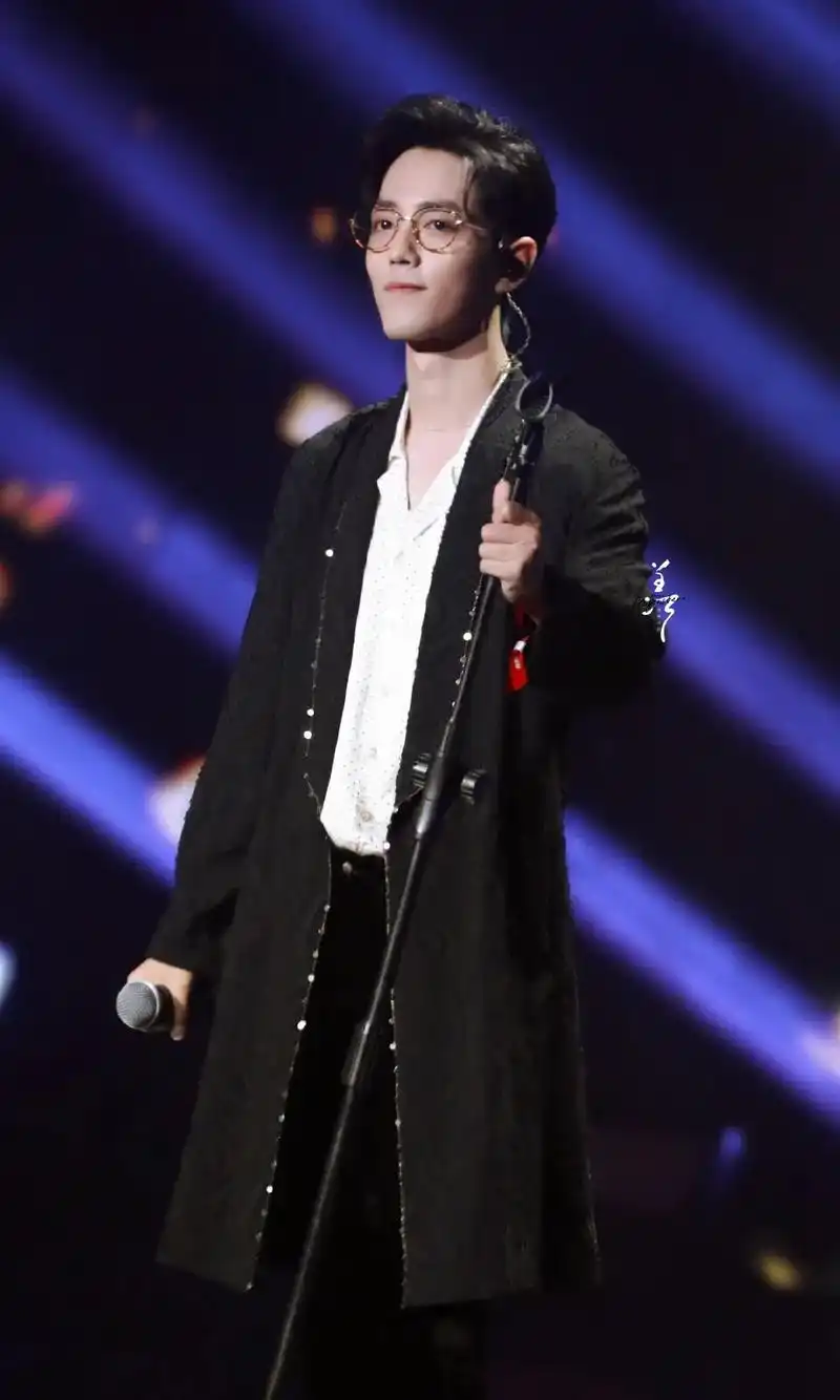 入坑#肖战 #考古肖战 2019.11.16 时尚芭莎明星慈 - 抖音