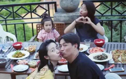 3月6日,黄磊老婆孙莉,罕见通过社交账号晒一家5口日常,透露带着三个