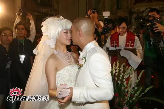 图文张卫健张茜大婚真切的对视