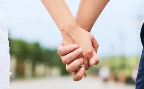 情侣手牵手图片只露手