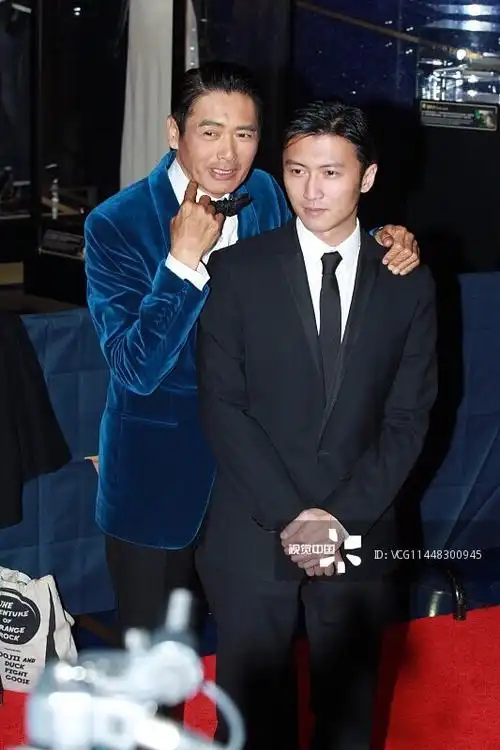 主题:看到一张周润发抱着小谢霆锋的照片[35]收藏该帖已收藏