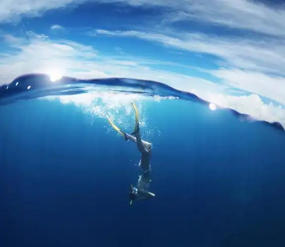 女人潜水游泳海水水下