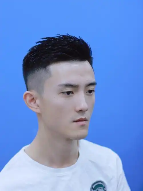 时尚,本身就是个辗转轮回的产物,近两年,男士们对于时尚发型的看法