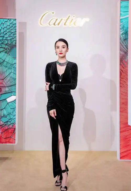 39岁宋佳时尚知性,大女人风穿搭气质轻熟,可圈可点的穿衣经!