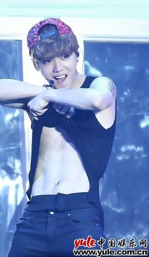 exo香港演唱会鹿晗掀衣秀腹肌 粉丝喊"吴亦凡,大家在等你"