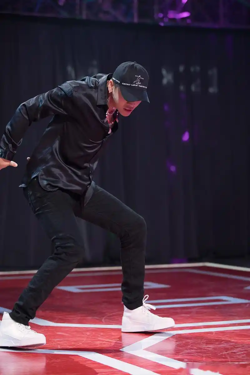 《热血街舞团》决战之夜,热血召集人william威廉陈伟霆带领队员上演齐