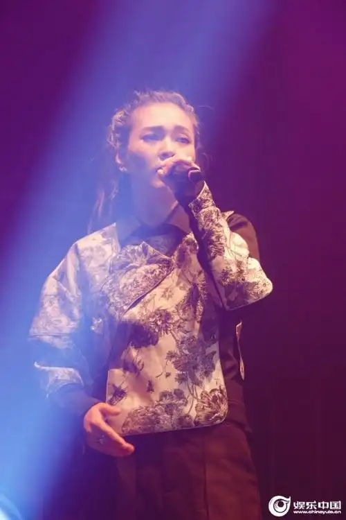 天生嗓音独特,热爱音乐的毕夏在现场演唱了她在《中国好声音》一唱