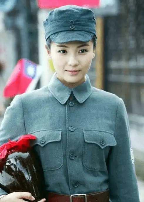 40位女明星军装照:赵丽颖金晨英气逼人,热巴娇俏,景甜青春可人