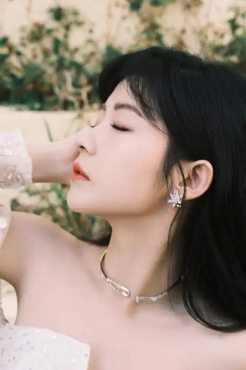 赖美云着抹胸亮片裙浪漫优雅笑容甜美露浅浅酒窝