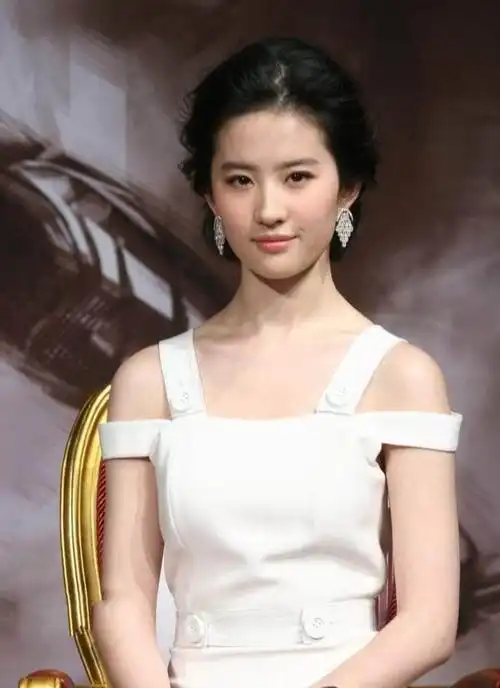 刘亦菲特别有气质,很多人都特别喜欢她,刘亦菲的五官特别精致,十分