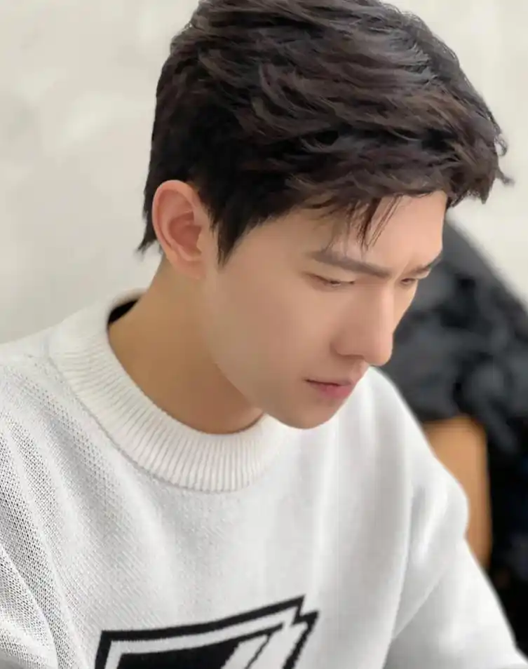 杨洋越来越油化,军艺校草实力退步严重!喝水都要装?