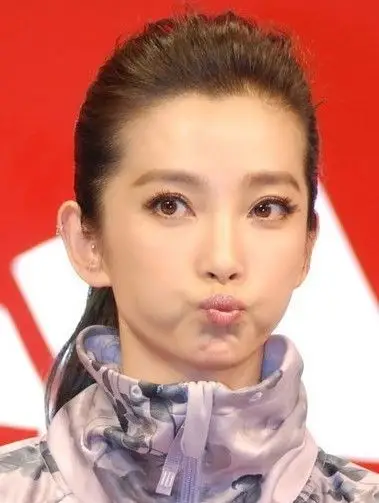 > 女人照像时的一个动作的由来