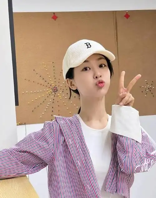 杨紫最新造型曝光穿露脐装大秀蚂蚁腰嘟嘴卖萌少女感十足