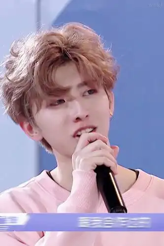 有生之年总算看到蔡徐坤再次爱心卷发的造型了