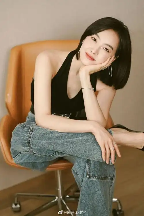 宋茜的最新简约风写真翘起大美腿尽显甜飒时髦