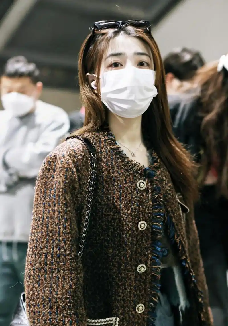 徐璐机场街拍,小香风外套隐隐露出小蛮腰