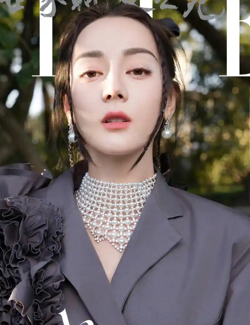 迪丽热巴登上《elle世界时装之苑》五月刊封面大片.