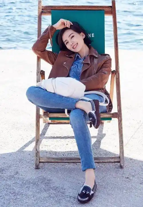 显得更加精致,刘诗诗就尝试了深色系阔腿裤和高跟鞋,组合