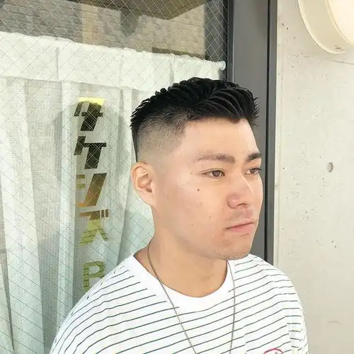 最受欢迎两侧铲青渐变发型男生剪了马上变帅