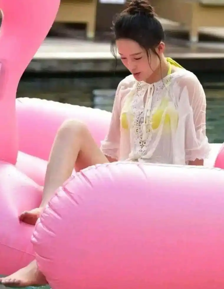 李沁泳装大放异彩!网友:女神一直在路上!