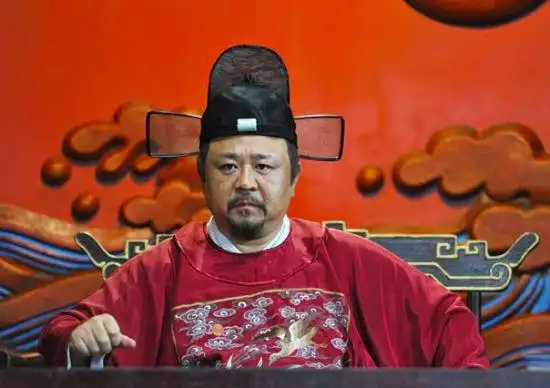 《十五贯》梁冠华剧照