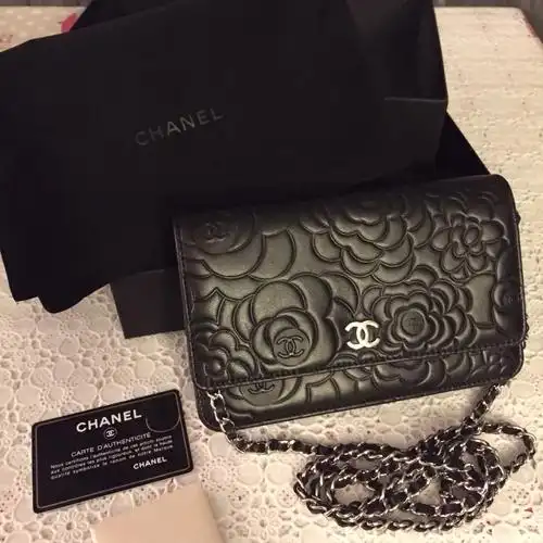 chanel山茶花链条钱包带有浮雕山茶花的小羊皮链条钱包是老公送的生日