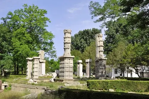 走进圆明园的西洋楼遗址