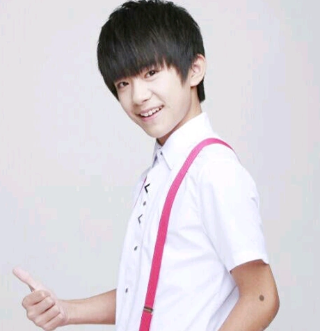 图易烊千玺最新图片曝光堪称舞蹈天才