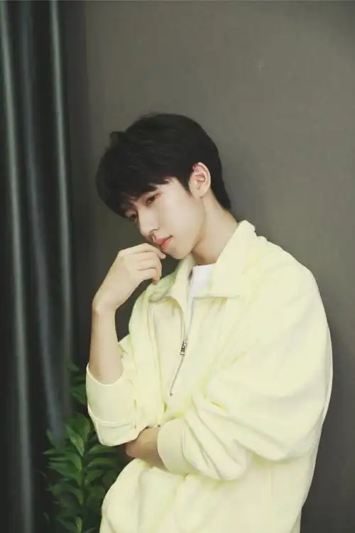 贺峻霖更新了黄色外套六宫格好帅气