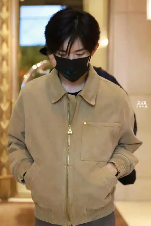 易烊千玺穿白大褂制表##易烊千玺皮衣街拍