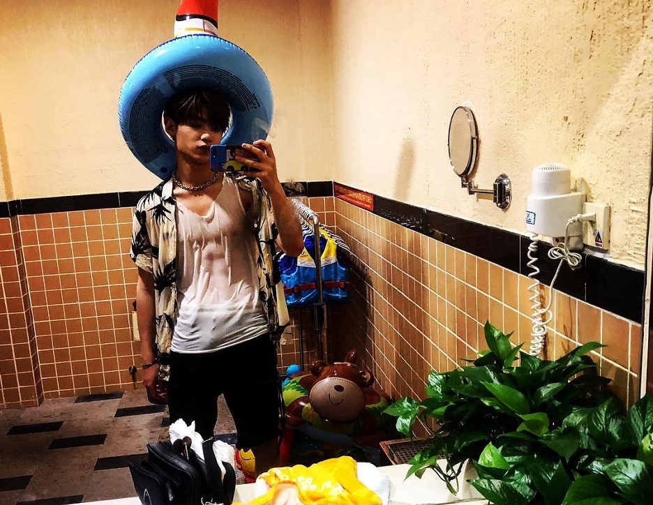 justin上演"湿身诱惑",衬衫下腹肌好撩人,这点却展现孩子本性