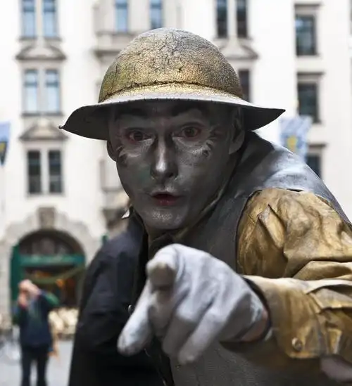 标题:慕尼黑街头行为艺术家