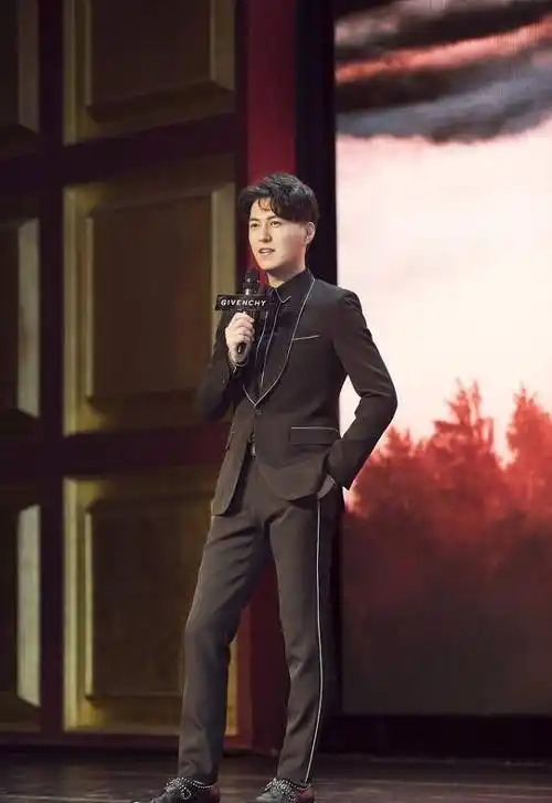 靳东的身上有了中年感穿软料西装配t恤肩臂看着有些紧绷感