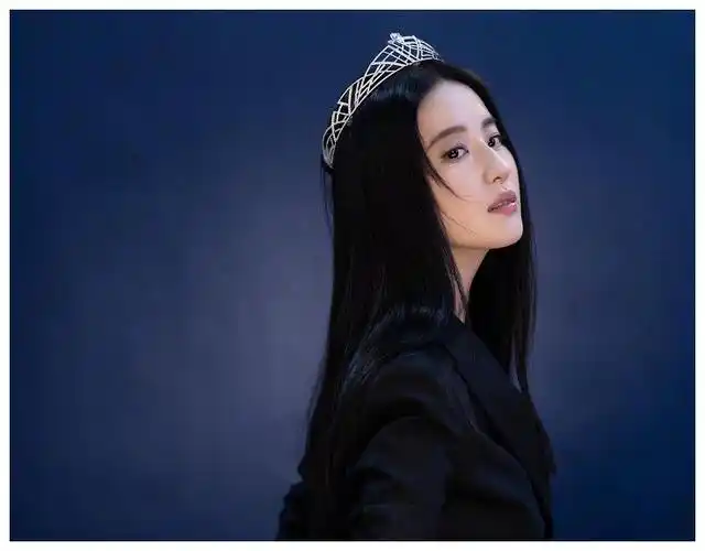 刘亦菲晒最新美照头戴皇冠美若天仙这美貌无敌了