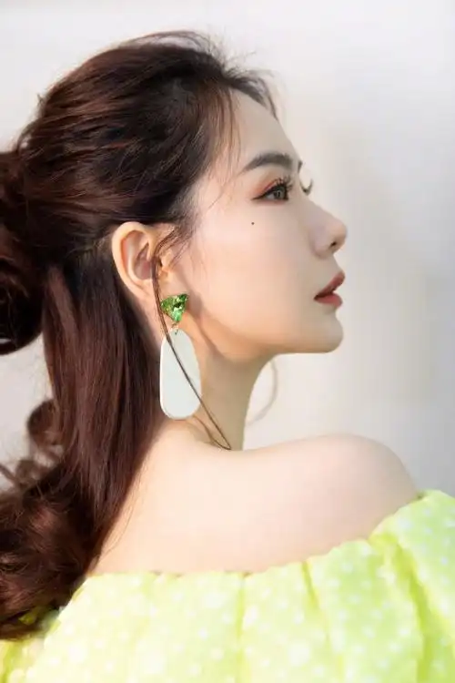 戚薇这件黄绿色波点露肩上衣也太显嫩了,黑色皮短裙展露小蛮腰