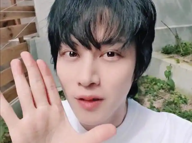 金希澈晒照短发清爽颜值能打对镜灿笑少年感十足