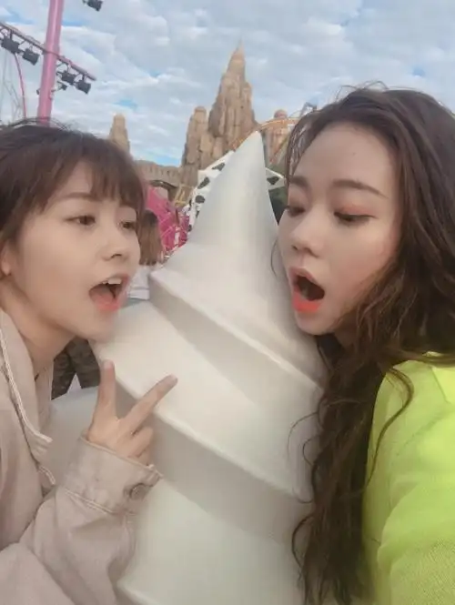 退团风波后赖美云首晒与紫宁合照 嘟嘴比心清甜可爱