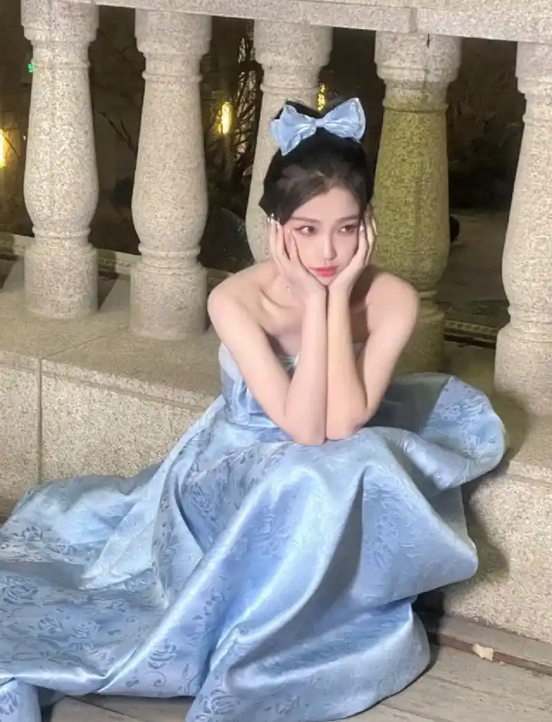 虞书欣esther #虞书欣北京春晚水蓝色双蝴蝶结造型