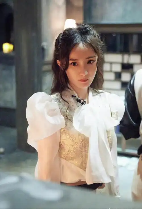 杨幂随着《花儿与少年》的数据低迷,被不少人质疑,商业价值变低