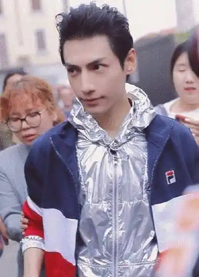 不过在现场粉丝拍摄的生图镜头下,罗云熙的颜值还是很高,不过身高却成