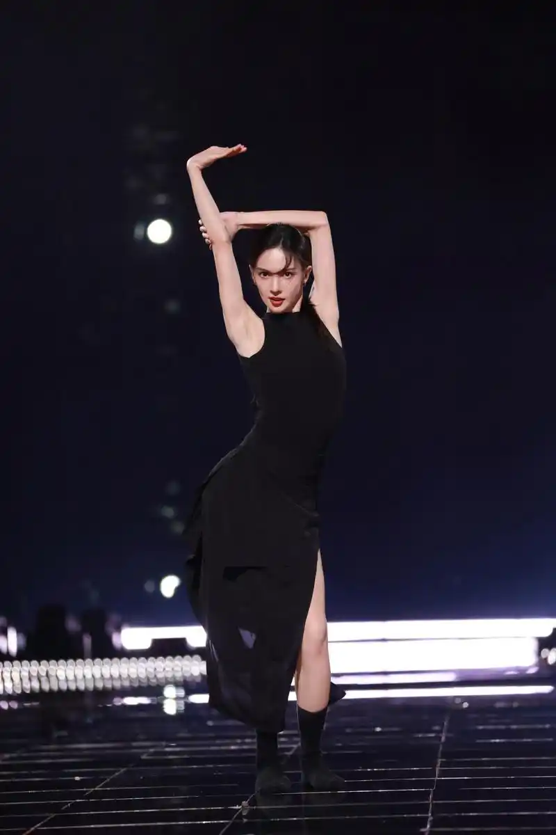 金晨《舞蹈生》跳现代热舞,性感优雅,一字马完美展现舞蹈功底