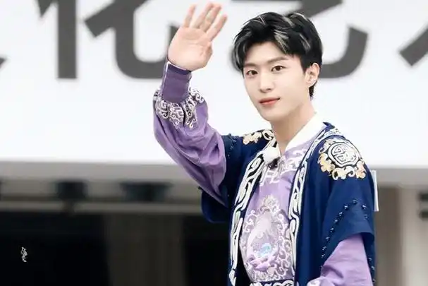 早年成名后遭遇人生低谷范丞丞不惧困难如今用行动征服众人